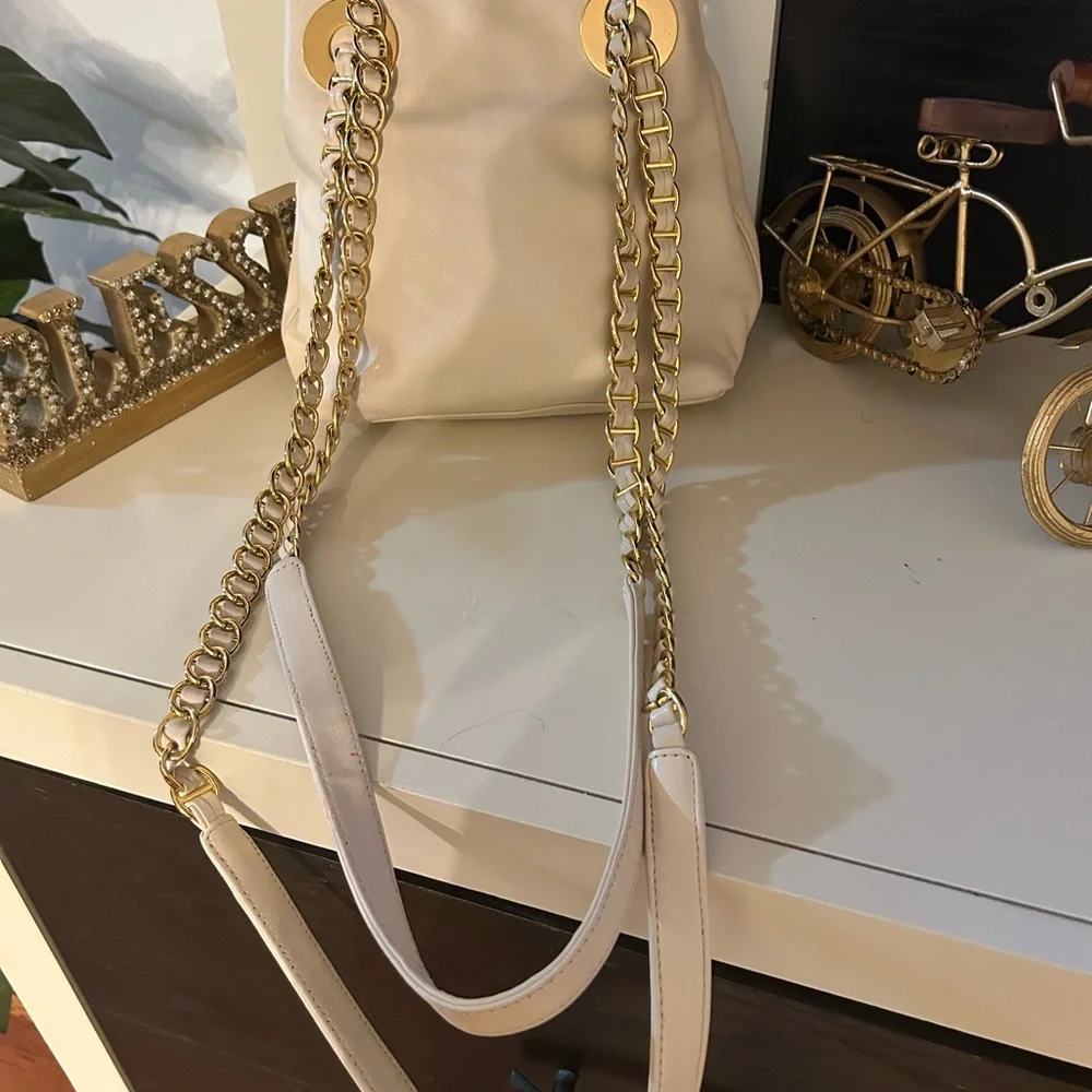 Ivory & gold hand bag with gold-chain shoulder straps. Look like “ old $$!” - Picture 4 of 6